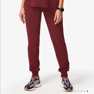 NWOT FIGS Zamora Petite Joggers (Burgundy)